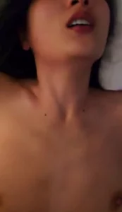 看简介，无套酒店爆操骚逼少妇，奶子太大了露脸给他老公看