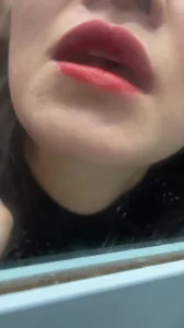 风韵犹存的熟女，不是一般小姑娘能比的