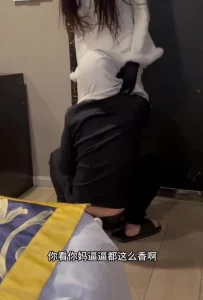 偷情小姨子见面不脱衣服就操来月经也不放过